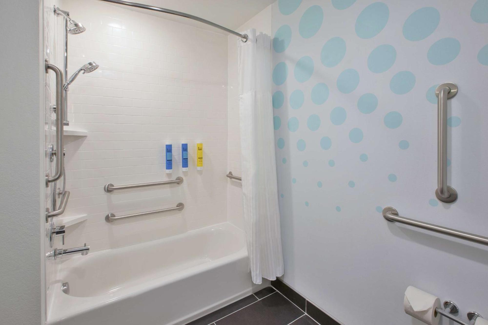 King Room with Accessible Tub - Mobility Access
